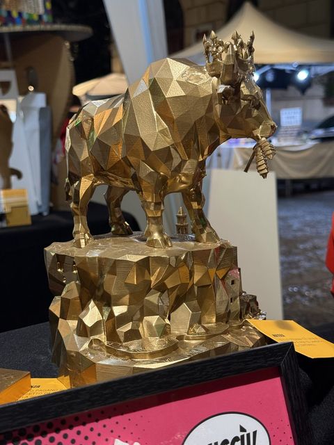 Il Bue di Matera, scultura dorata a facce con le spighe