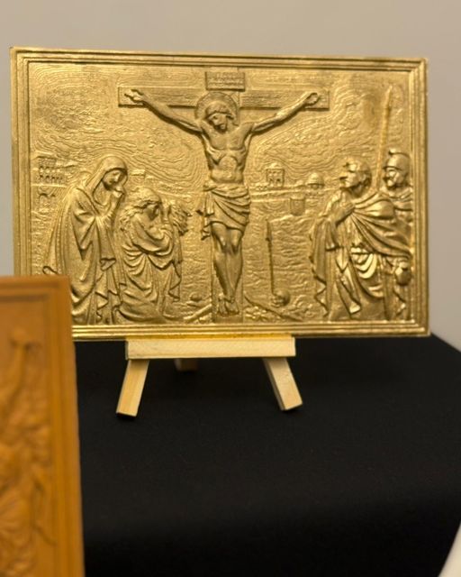 La Passione — la Crocifissione interamente oro, tavola in bassorilievo