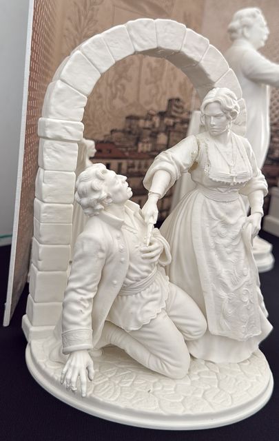 La Leggenda della Balestra — la donna aviglianese in costume colpisce il signorotto con la balestra, gruppo scultoreo effetto gesso