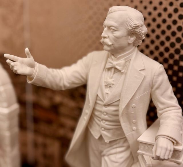 Il Legislatore — Emanuele Gianturco in posa oratoria, statua effetto gesso